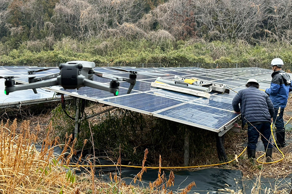 太陽光発電モジュール洗浄の様子