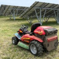 新型の草刈り機と太陽光パネル