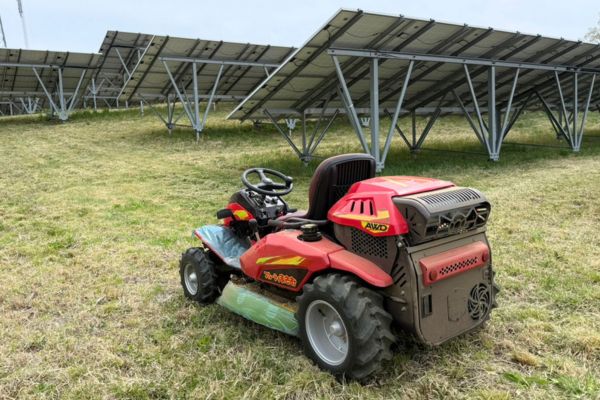 新型の草刈り機と太陽光パネル